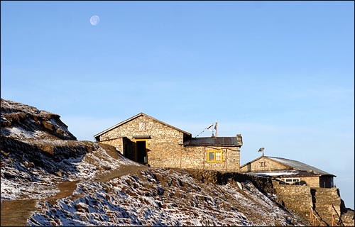 보름을 지나 이우는 달이 뜬 타레파티(3510M)의 새벽. 